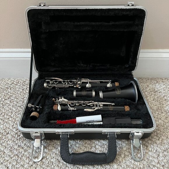 Bundy Clarinet w/ Case, Reeds, Strap, Cleaning Accessories and Disney Music Book - Picture 1 of 10
